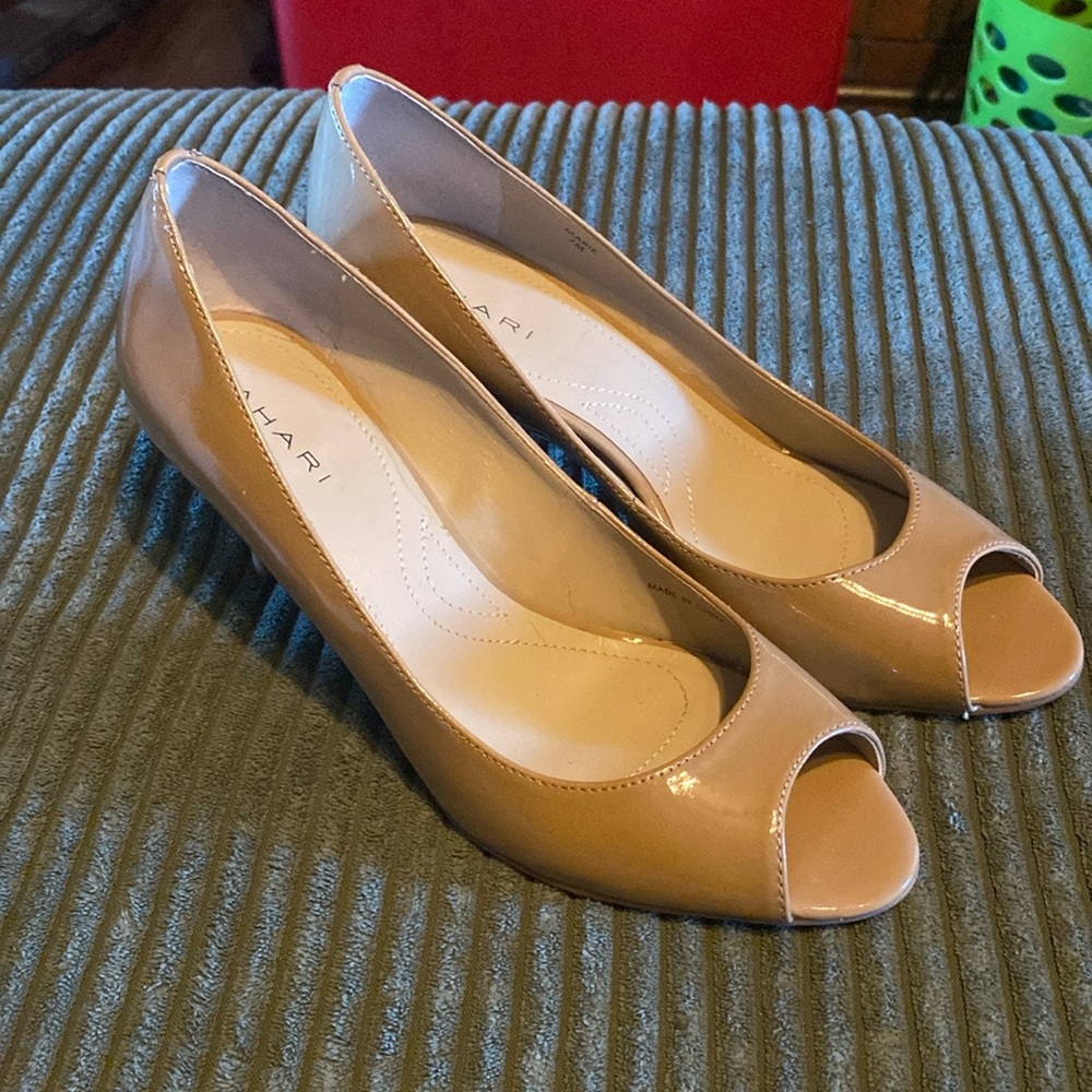 Tahari Marie Beige Patent Leather Peep-toe Heels. Low heel.